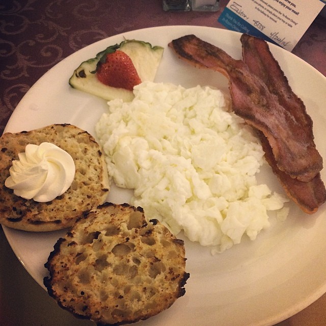 Egg whites, turkey bacon and an English muffin. Not on the room service menu, but but hotels are always happy to try and accommodate dietary needs. Just ask :) #fitfam #fitfoods #iifym #fittravel