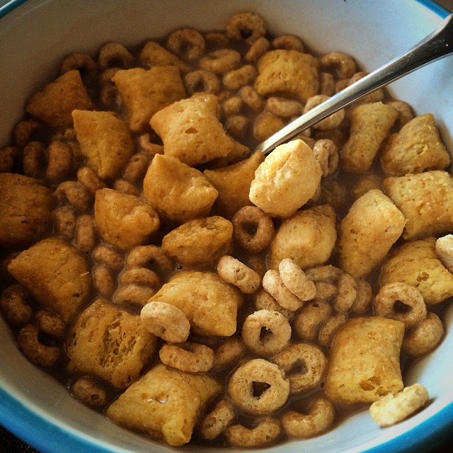 I love #flexibledieting for giving me back #carbs and taking away my fear of food. Showing me how to fuel my body to perform. Taking away the stigma of "good" vs "bad" food. Teaching me moderation. Enjoying a little pre #bootcamp carb up! 28g #peanutbutterpuffins and #Cheerios mixed with almond milk and some chocolate protein. Looking forward to my bootcamp butt kicking from @sneakeffex today