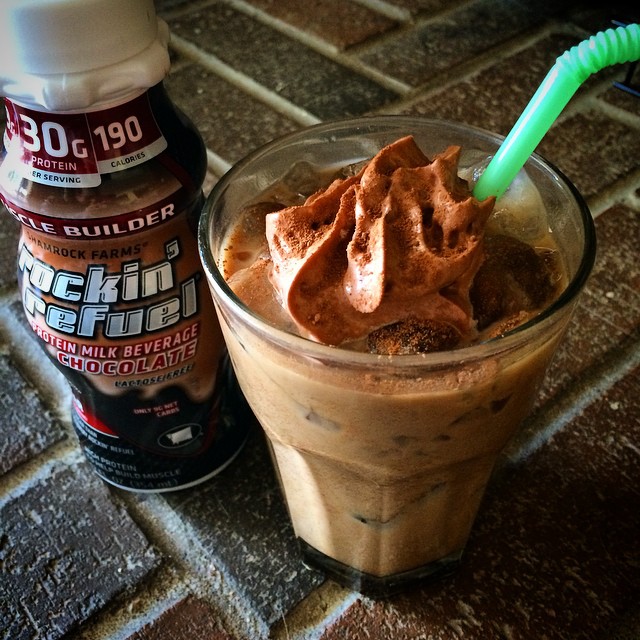 Made a iced #peppermintmocha that rivals any Starbucks creation and only has 83 cals, 5g of protein, 8 carbs and 3g fat (including the whipped cream)! I used iced coffee I make in bulk a few times a month (recipe here- x.co/coldbrew) and added 1/4 cup #rockinrefuel and 1 tbsp thin mint creamer. Topped with 5g of chocolate whipped cream (that exists!) and a sprinkle of cocoa ️ #fitfam #fitfoods #healthytreat #fitcoffee #proteincoffee #proteinmocha